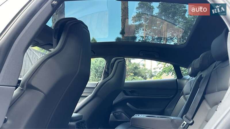 Седан Porsche Taycan 2020 в Киеве