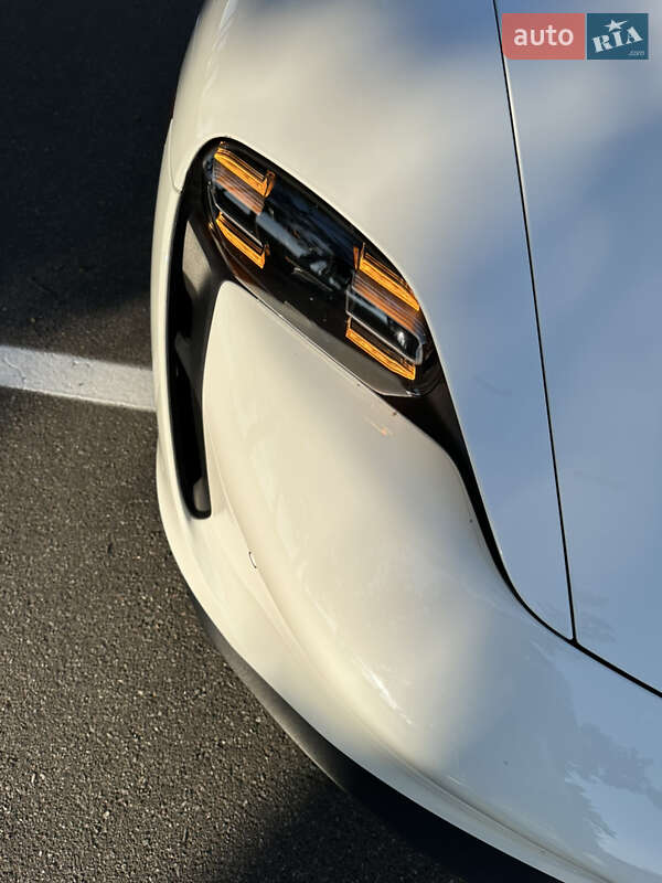 Седан Porsche Taycan 2022 в Киеве