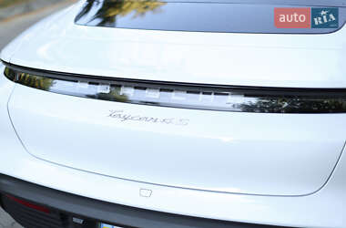 Седан Porsche Taycan 2021 в 