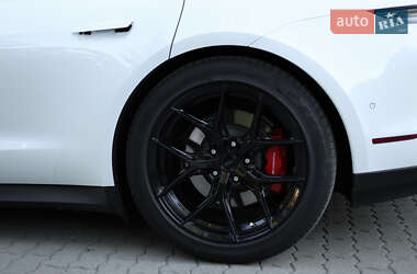 Седан Porsche Taycan 2021 в 