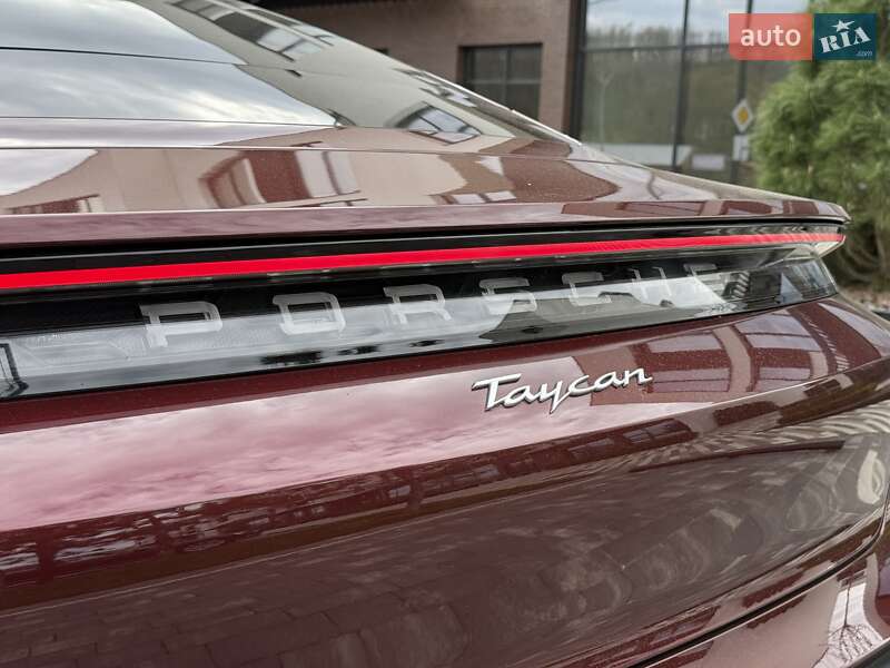 Седан Porsche Taycan 2023 в Ужгороде