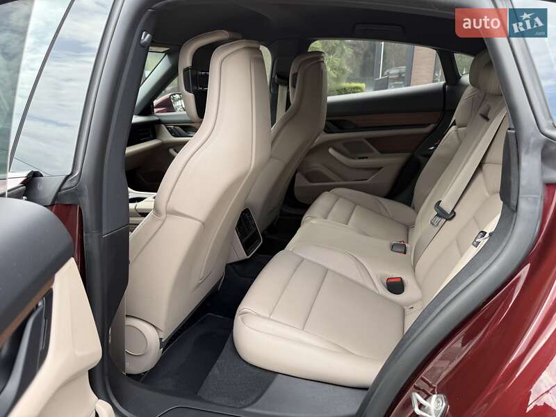 Седан Porsche Taycan 2023 в Ужгороде