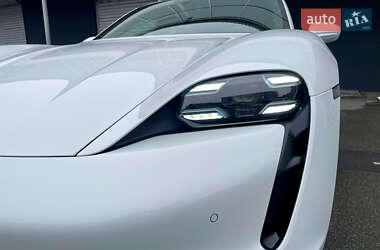 Седан Porsche Taycan 2020 в 