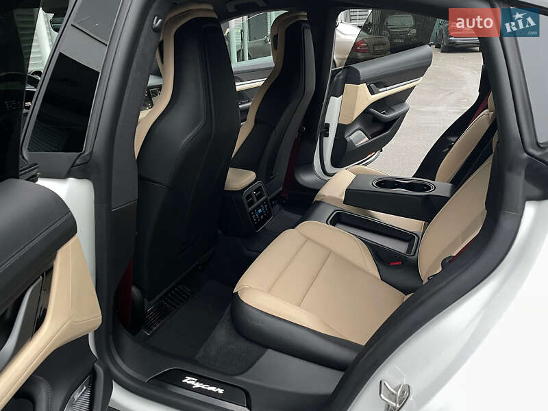 Седан Porsche Taycan 2020 в Киеве