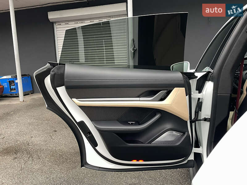 Седан Porsche Taycan 2020 в Киеве