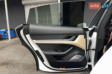 Седан Porsche Taycan 2020 в 