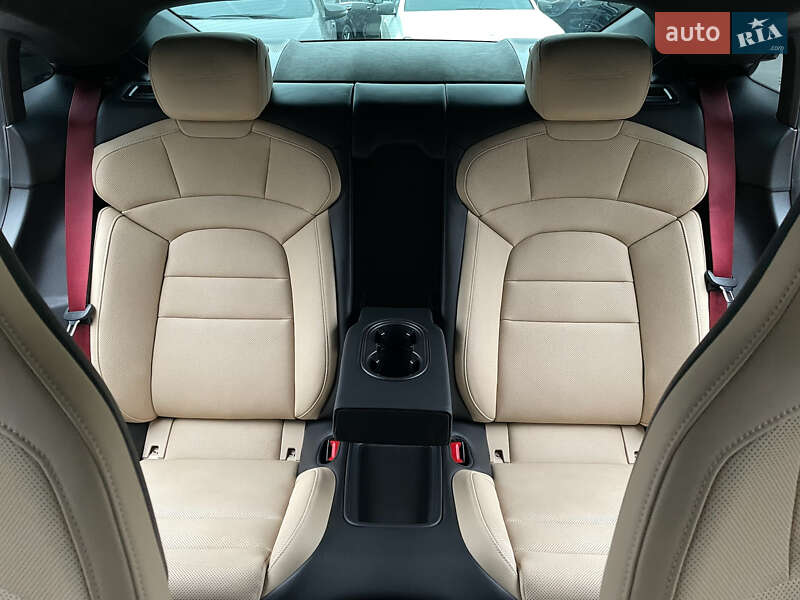 Седан Porsche Taycan 2020 в Киеве