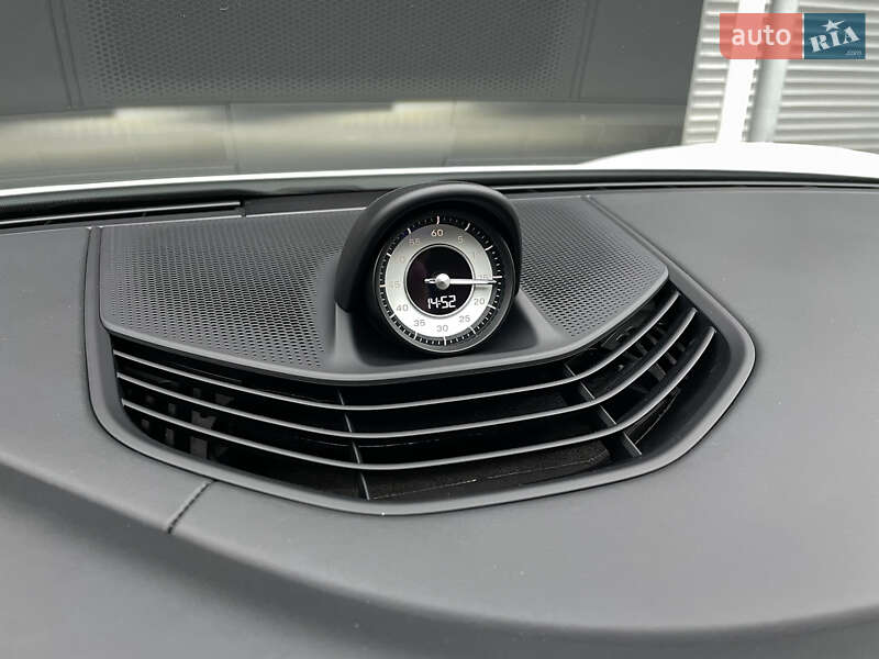 Седан Porsche Taycan 2020 в Киеве