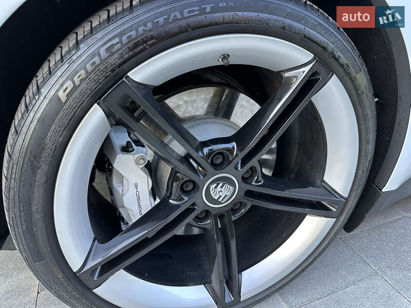 Седан Porsche Taycan 2020 в Виннице