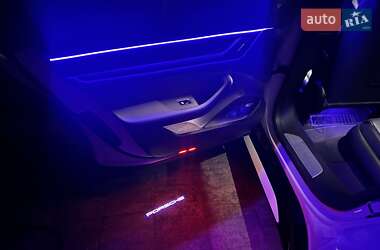 Седан Porsche Taycan 2020 в 