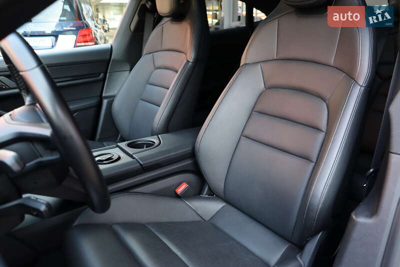 Седан Porsche Taycan 2021 в Львове