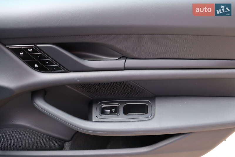 Седан Porsche Taycan 2021 в Львове