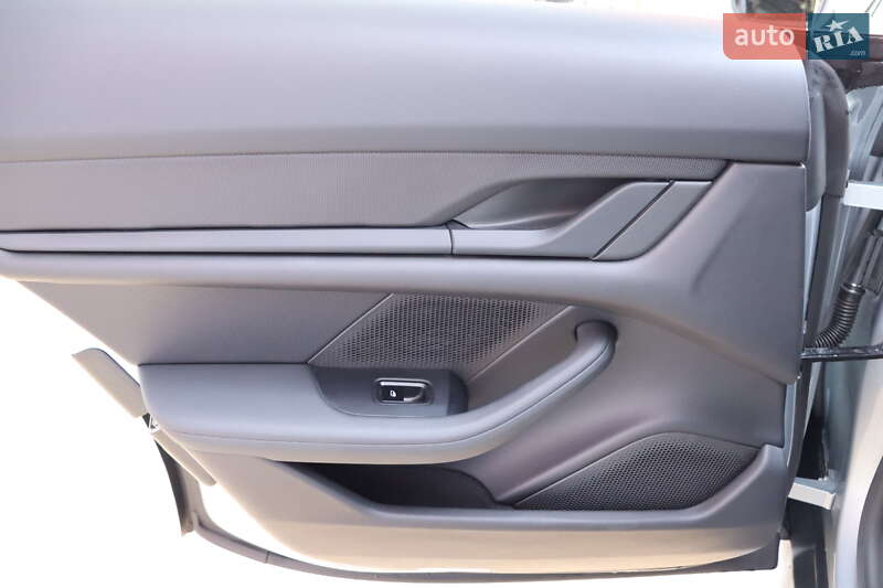 Седан Porsche Taycan 2021 в Львове