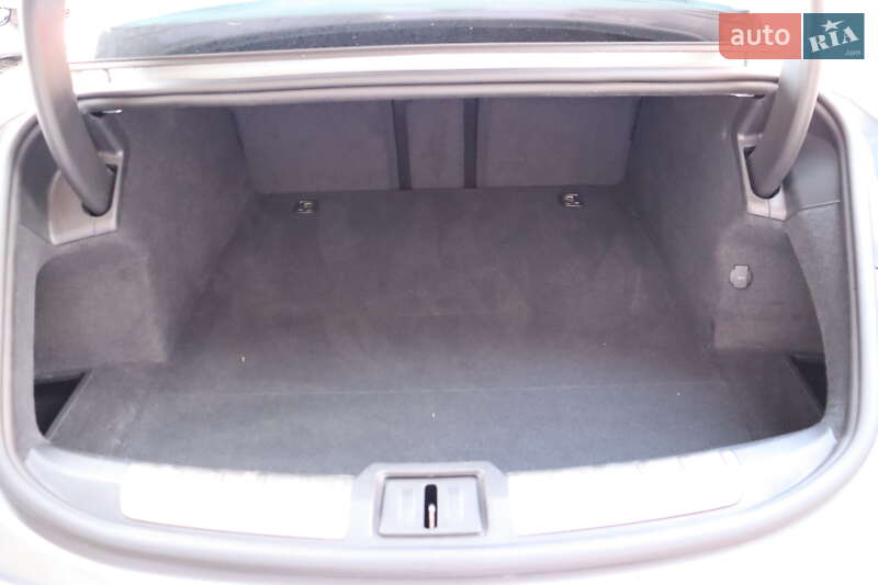 Седан Porsche Taycan 2021 в Львове