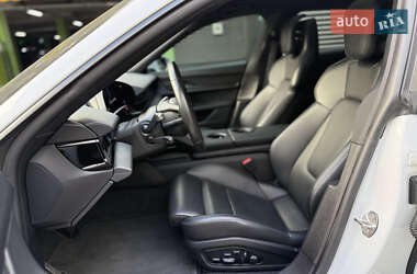 Седан Porsche Taycan 2021 в 