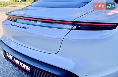 Седан Porsche Taycan 2020 в 