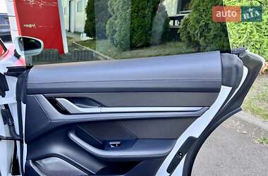 Седан Porsche Taycan 2020 в 