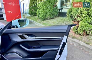 Седан Porsche Taycan 2020 в 