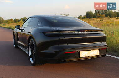 Седан Porsche Taycan 2021 в 