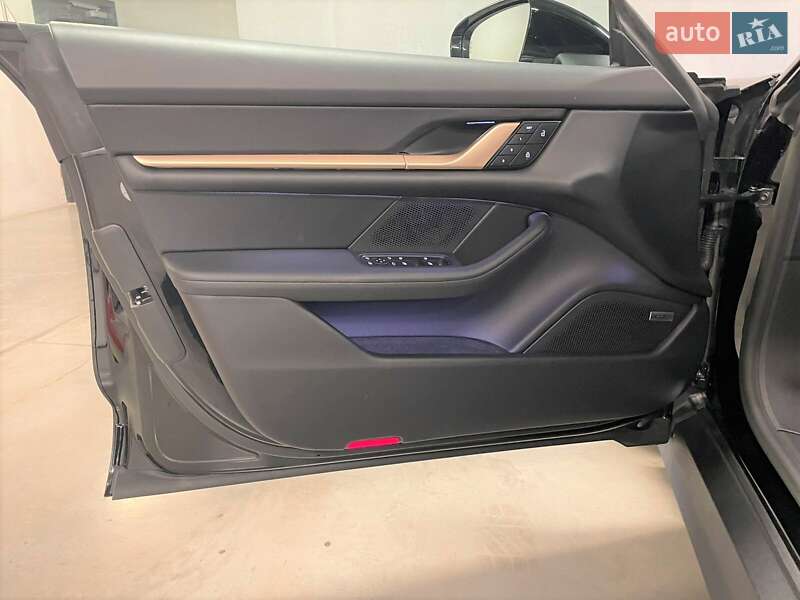 Седан Porsche Taycan 2023 в Киеве