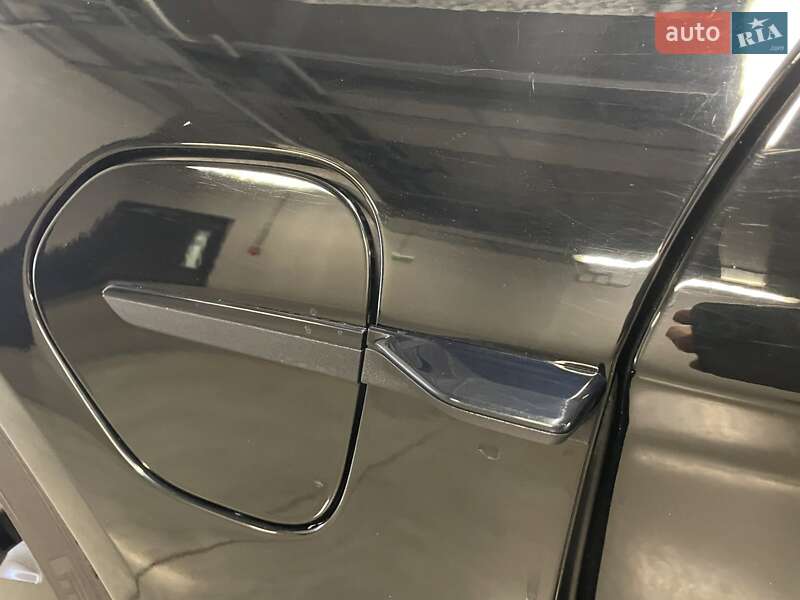 Седан Porsche Taycan 2023 в Киеве