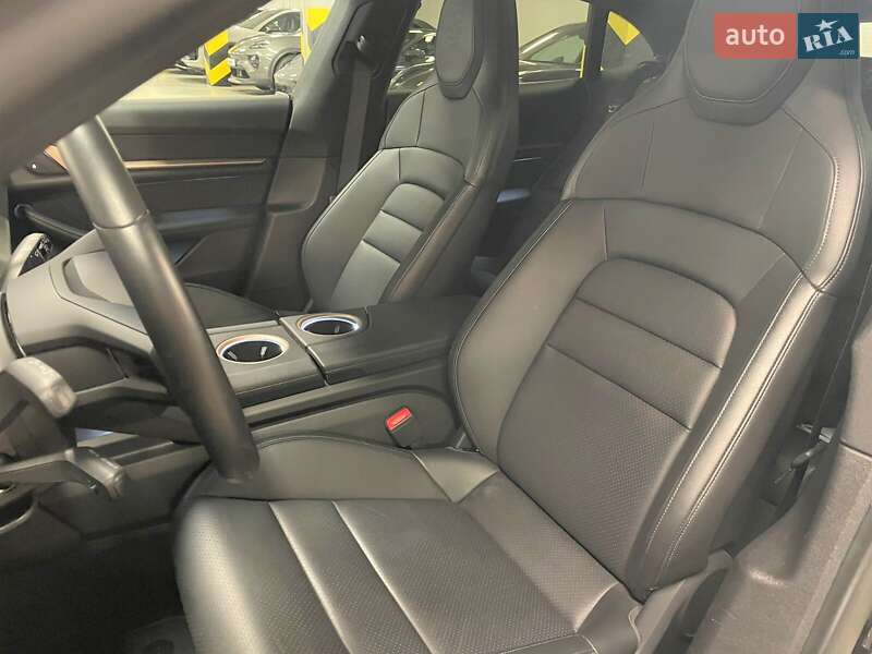 Седан Porsche Taycan 2023 в Киеве