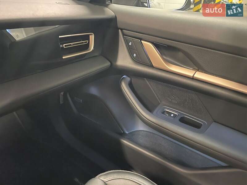 Седан Porsche Taycan 2023 в Киеве