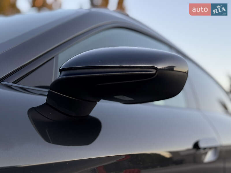 Седан Porsche Taycan 2022 в Киеве