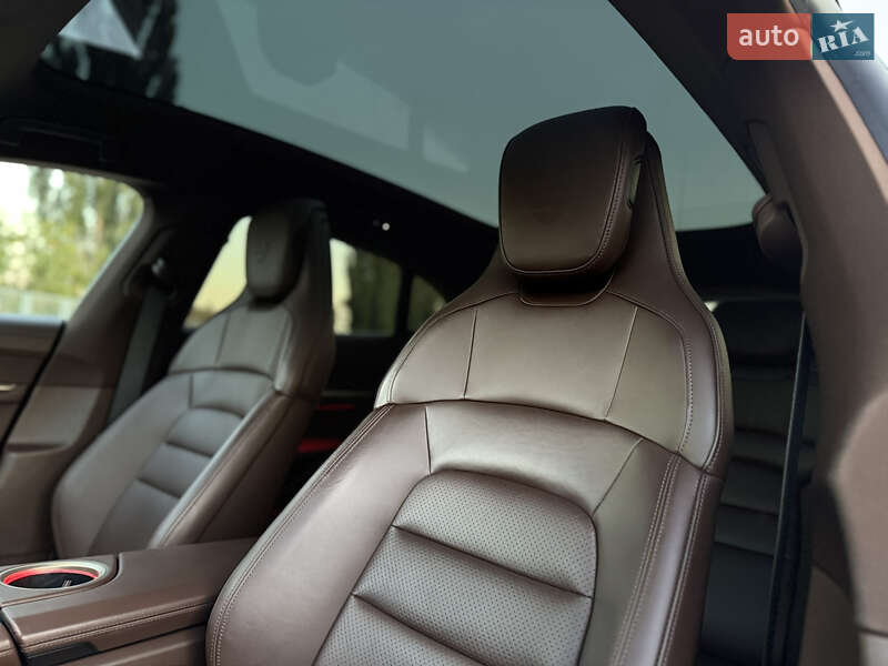 Седан Porsche Taycan 2022 в Киеве
