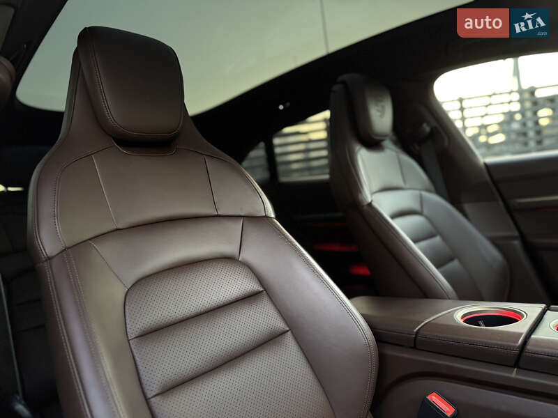 Седан Porsche Taycan 2022 в Киеве