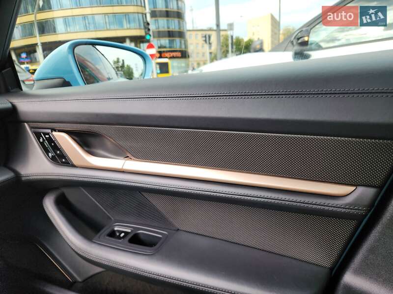 Седан Porsche Taycan 2020 в Киеве