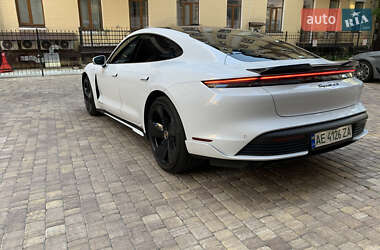 Седан Porsche Taycan 2021 в 