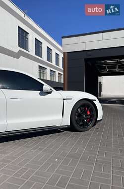 Седан Porsche Taycan 2023 в 