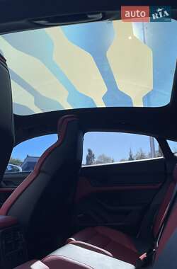 Седан Porsche Taycan 2023 в 