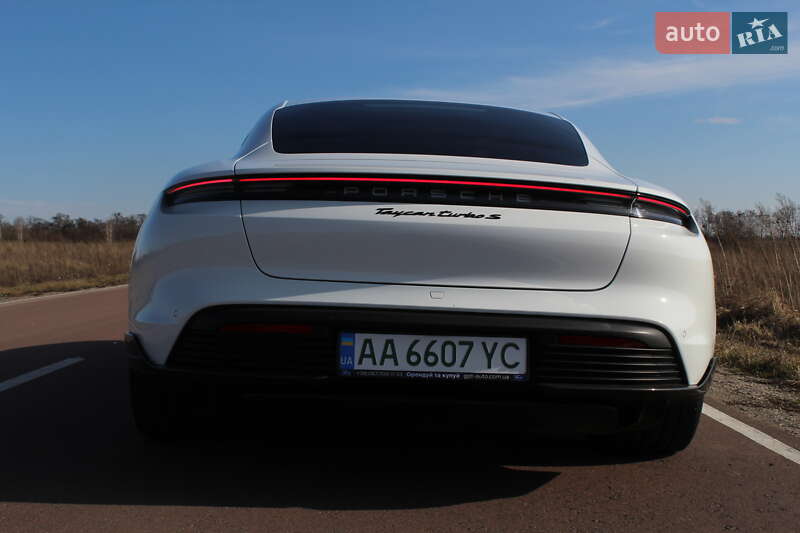 Седан Porsche Taycan 2020 в Києві