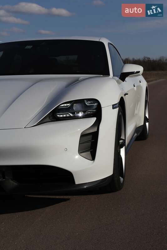 Седан Porsche Taycan 2020 в Києві