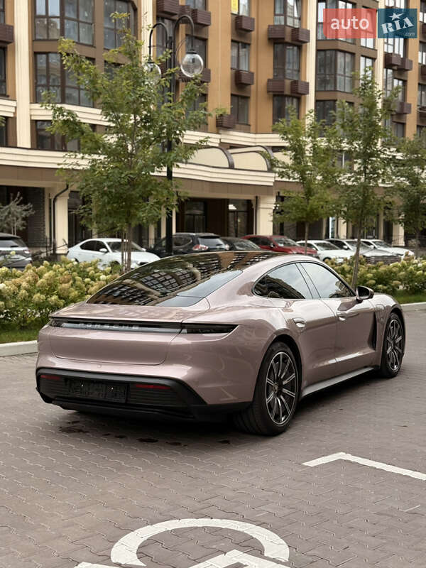 Седан Porsche Taycan 2021 в Києві