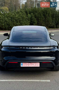 Седан Porsche Taycan 2021 в 