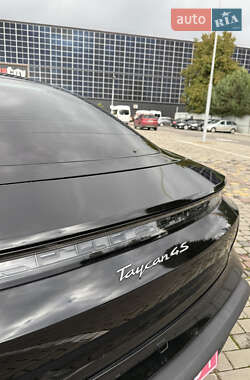 Седан Porsche Taycan 2021 в 