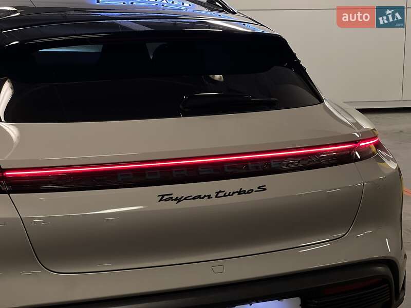 Седан Porsche Taycan 2023 в Киеве