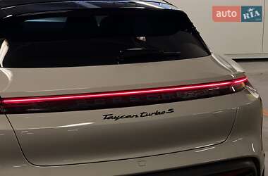 Седан Porsche Taycan 2023 в 