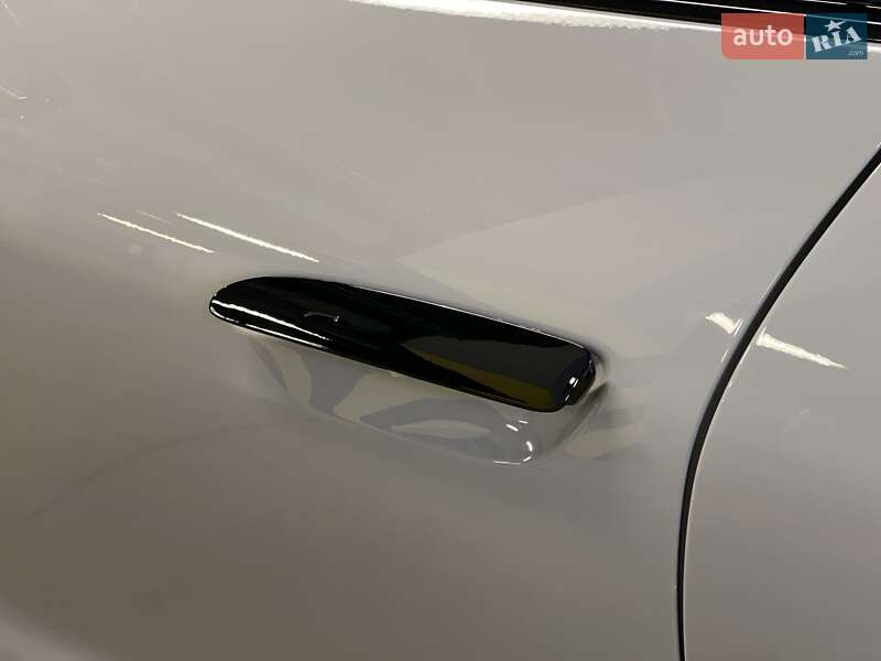 Седан Porsche Taycan 2023 в Киеве