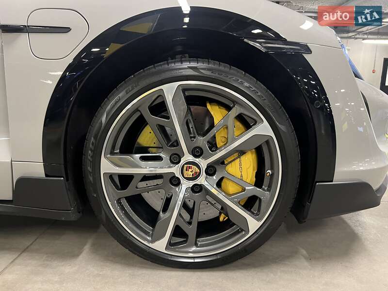 Седан Porsche Taycan 2023 в Киеве