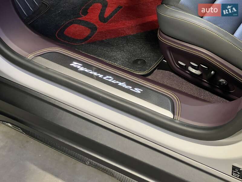 Седан Porsche Taycan 2023 в Киеве