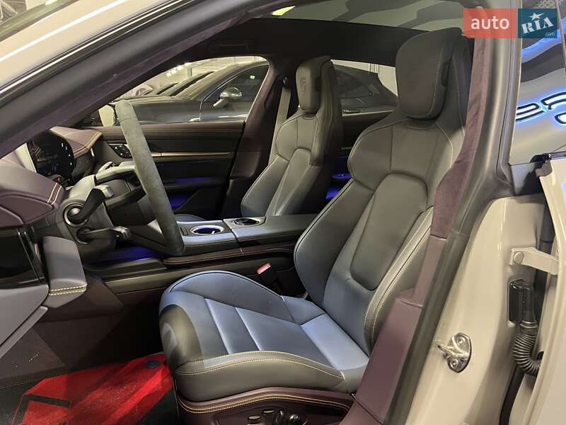 Седан Porsche Taycan 2023 в Киеве