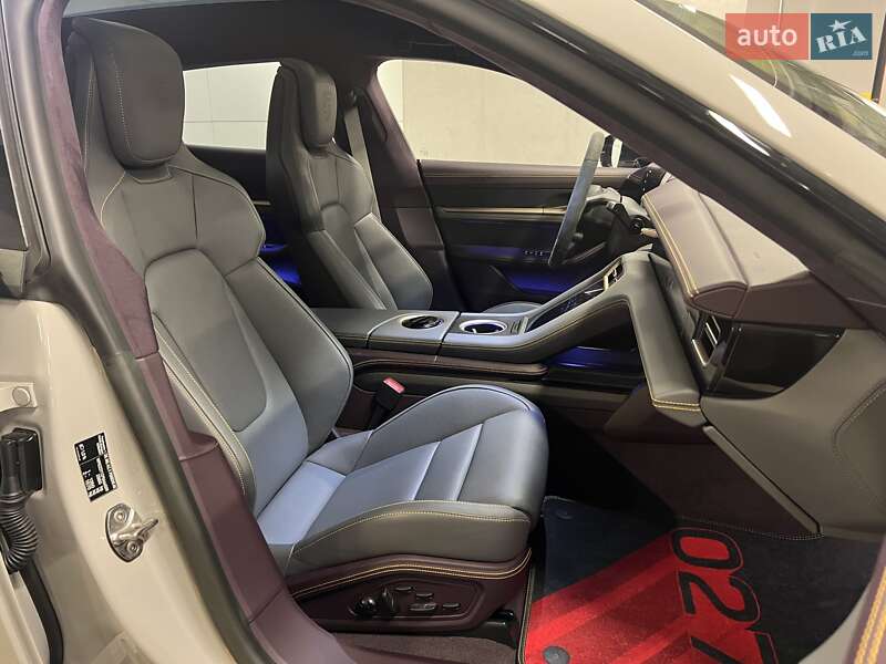Седан Porsche Taycan 2023 в Киеве