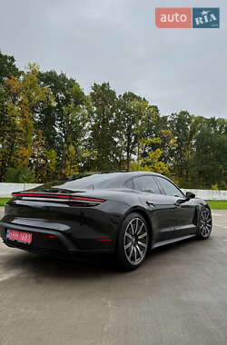Седан Porsche Taycan 2021 в 