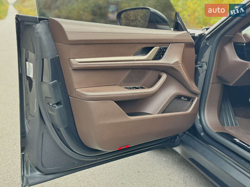 Седан Porsche Taycan 2020 в Києві