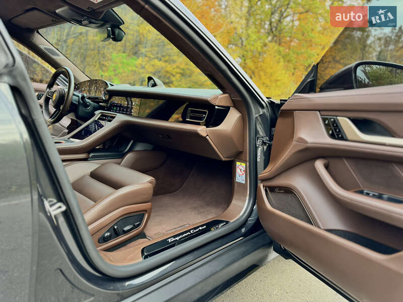 Седан Porsche Taycan 2020 в Києві