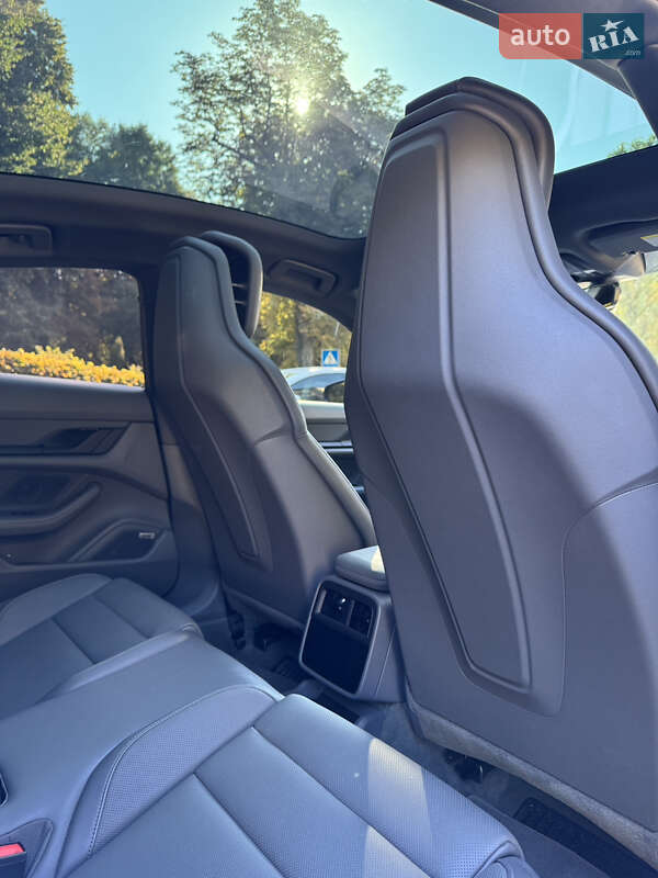 Седан Porsche Taycan 2020 в Киеве